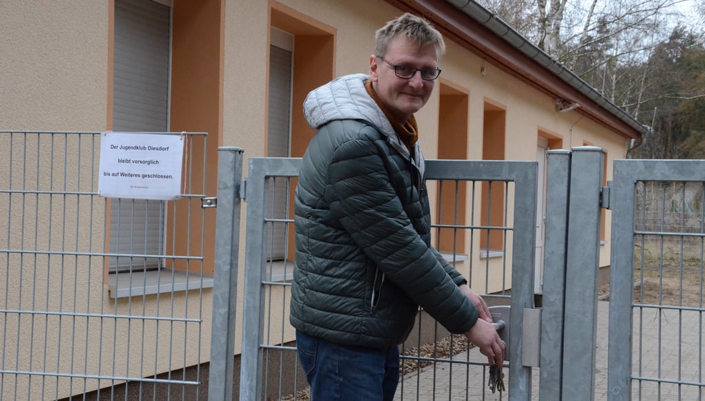 Torsten Neumann schließt den Jugendclub in Diesdorf ab. Der Sozialpädagoge hat das Handtuch geworfen.
