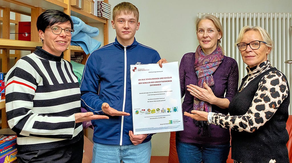Kunstlehrerin Kerstin Reiche (von links), Schülersprecher Elias Frey, Osterwiecks Klimaschutzmanagerin Ina Hilbert und Schulleiterin Margret Bosse gaben an der Thomas-Mann-Schule den Startschuss für den Logowettbewerb der Stadt.