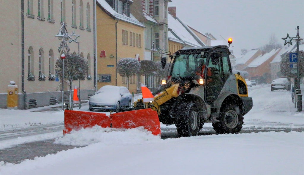 Nach den kräftigen Schneefällen gibt es viel zu tun, auch für den Bauhof der Stadt Jessen. Hier wird der Markt erneut geschoben.