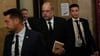 Éric Dupond-Moretti(M), Justizminister von Frankreich, trifft im Gericht ein. Der Minister muss sich wegen angeblicher Interessenkonflikte und Amtsmissbrauchs verantworten.