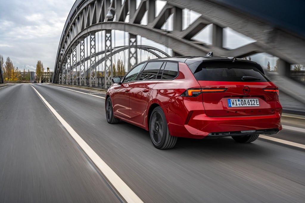 Opel bietet den Astra Sports Tourer nun auch als Elektroversion an mit einer Reichweite von bis 413 km laut Testnorm.