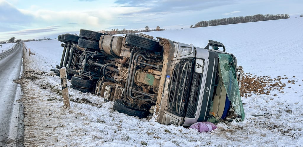 Nahe Döschwitz ist Dienstagnachmittag ein Lkw von der Straße abgekommen und umgekippt. Die Bergung des Fahrzeugs war für den Mittwoch geplant, musste laut Polizei aber auf Donnerstag verschoben werden. Ob bei dem Unfall Straßenglätte eine Rolle spielte, ist noch unklar - ausgeschlossen ist es nicht.