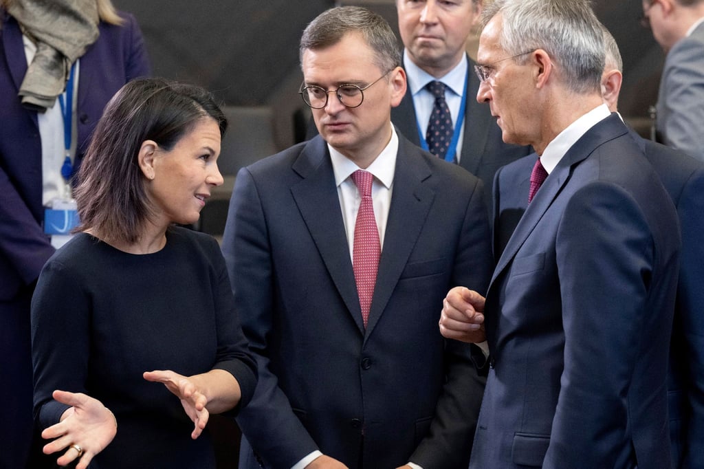 Bundesaußenministerin Annalena Baerbock im Gespräch mit ihrem ukrainischen Amtskollegen Dmytro Kuleba (M) und Nato-Generalsekretär Jens Stoltenberg.