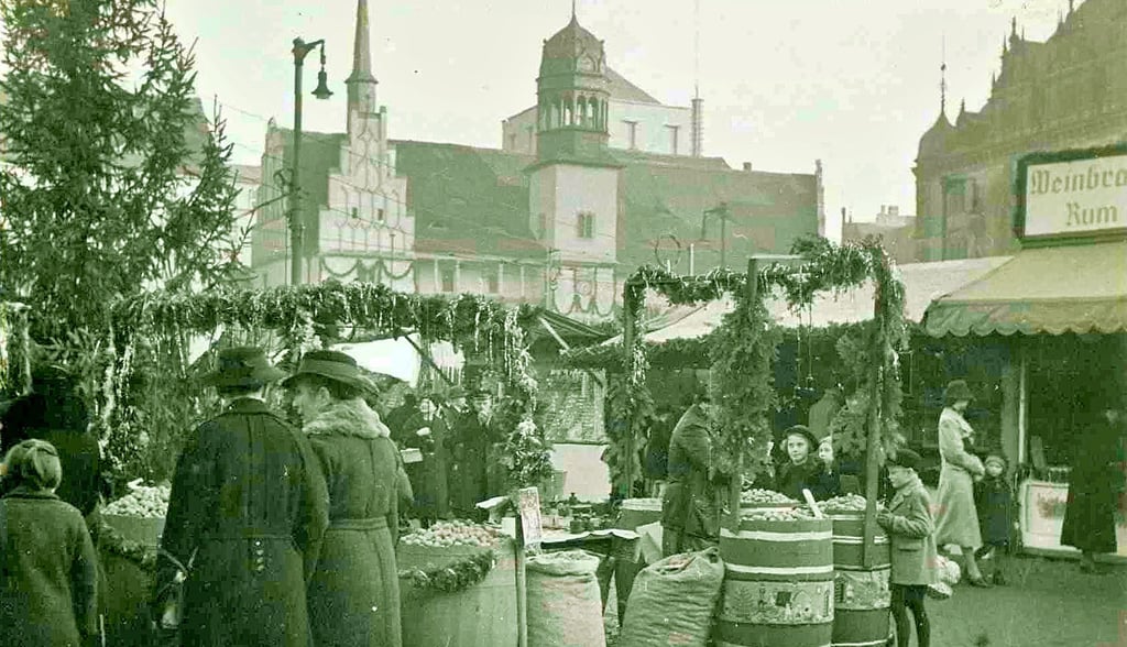 Weihnachtsmarkt in Halle vor dem Alten Rathaus. Seit dem 19. Jahrhundert gab es den Christmarkt, auf dem Dinge fürs Fest gekauft werden konnten.