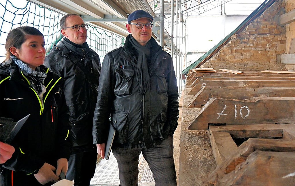 Janine Schwarz, Pfarrer Christoph Sperling und Carsten Sußmann informieren über die Bauarbeiten.