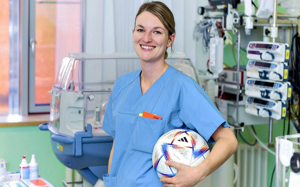 Miriam Schwermer ist Assistenzärztin am Uniklinikum in Halle. In ihrer Freizeit ist sie Fußball-Schiedsrichterin.