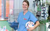 Miriam Schwermer ist Assistenzärztin am Uniklinikum in Halle. In ihrer Freizeit  ist sie Fußball-Schiedsrichterin. 
