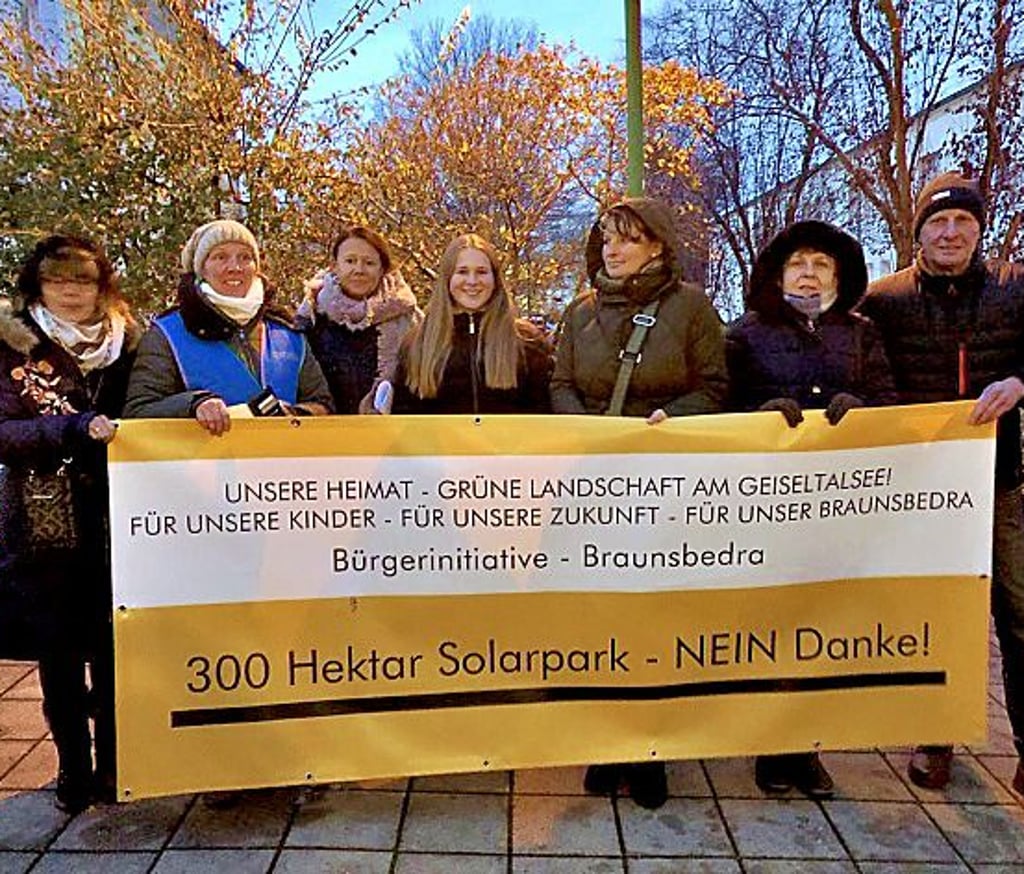 Protest der Bürgerinitiative Braunsbedra vor der jüngsten Stadtratssitzung
