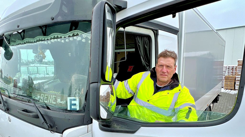 Torsten Kuhnert betreibt in Bernburg ein Umzugs- und Transportunternehmen. Wie andere Branchenvertreter sieht er die Mauterhöhung kritisch.