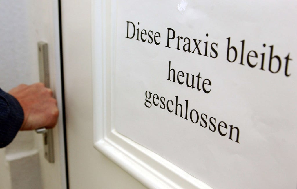 Arztpraxen in Sachsen-Anhalt öffnen einer Studie zufolge sechs Stunden pro Woche weniger als in Bremen. Die Kassenärztliche Vereinigung widerspricht.