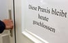 Arztpraxen in Sachsen-Anhalt öffnen einer Studie zufolge sechs Stunden pro Woche weniger als in Bremen. Die Kassenärztliche Vereinigung widerspricht.