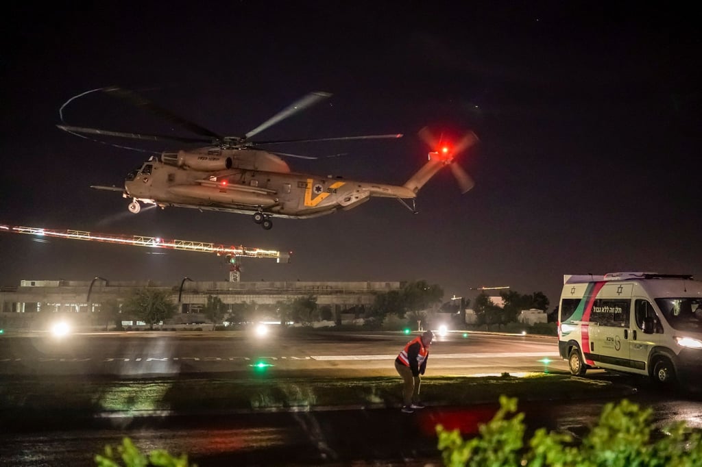 Ein Hubschrauber mit freigelassenen israelischen Geiseln landet auf dem Sheba Medical Center in Ramat Gan.