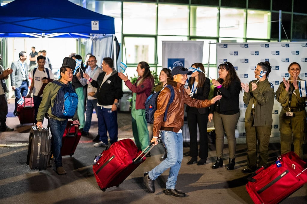 Thailändische Arbeitsmigranten besteigen nach dem Verlassen des Krankenhauses im israelischen Ramla einen Bus. Sie sind nach über 50 Tagen Hamas-Gefangenschaft freigelassen worden.