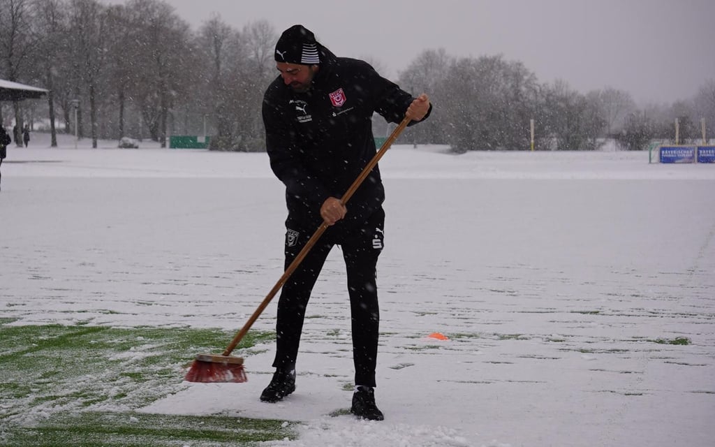Sreto Ristic machte am Donnerstag noch den Trainingsplatz schneefrei. Es war letztlich umsonst.