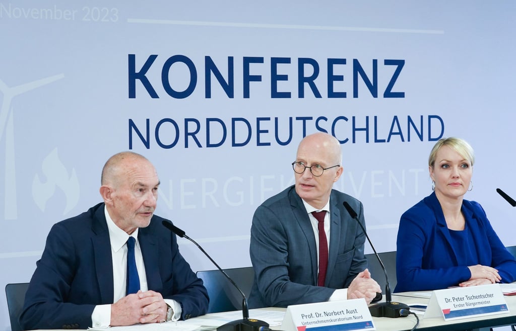 Peter Tschentscher (M, SPD), Laura Pooth und Norbert Aust sprechen während einer Pressekonferenz nach dem Energiekonvent.