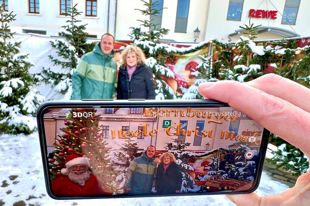 Thomas Gruschka und Susan Rettig von der Bernburger Freizeit GmbH präsentieren den neuen virtuellen Fotopoint.