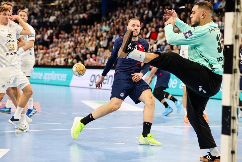Kiels Torwart Samir Bellahcene (r) zeigte gegen Paris einige starke Paraden.