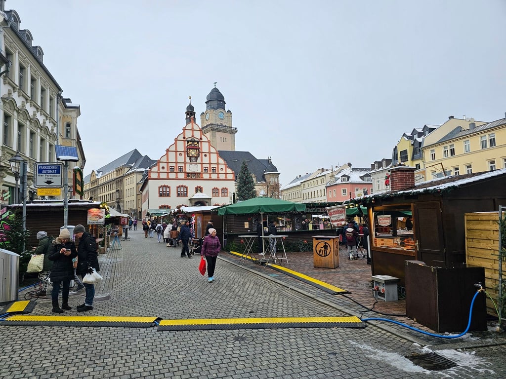 Der Weihnachtsmarkt im Zentrum von Plauen. Wegen des Fundes einer Fliegerbombe wurde er am Donnerstag evakuiert.