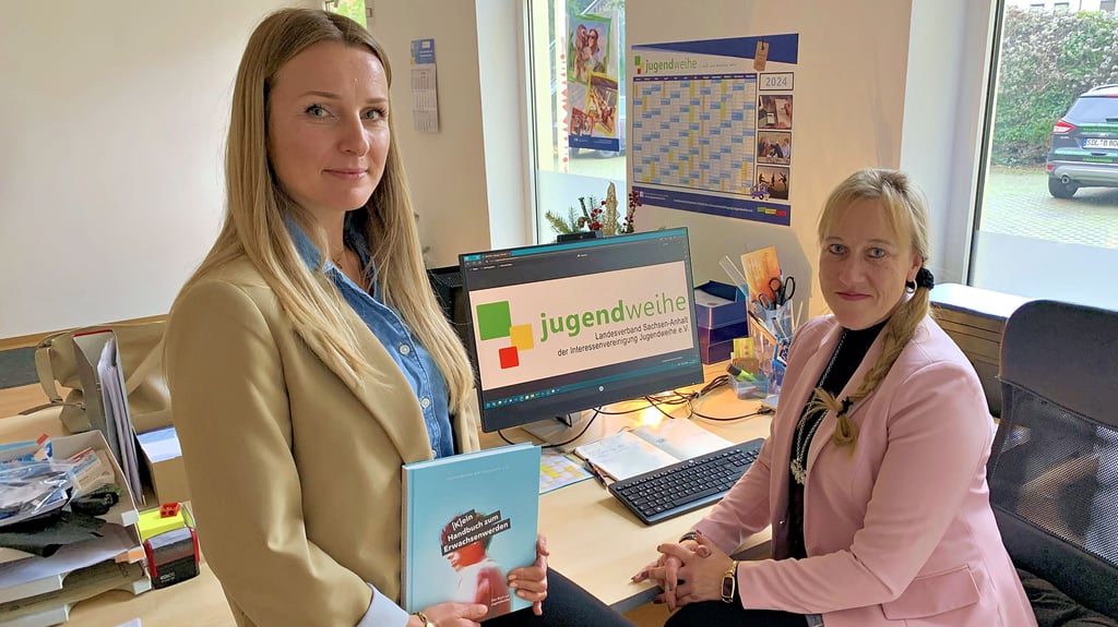 Monique Bolecke (l.) und Jacqueline Saitzek koordinieren für Jugendweihen die Termine, organisieren Kennlerntage und Stellproben. Für Beide ist die Arbeit herausfordernd und abwechslungsreich zugleich.