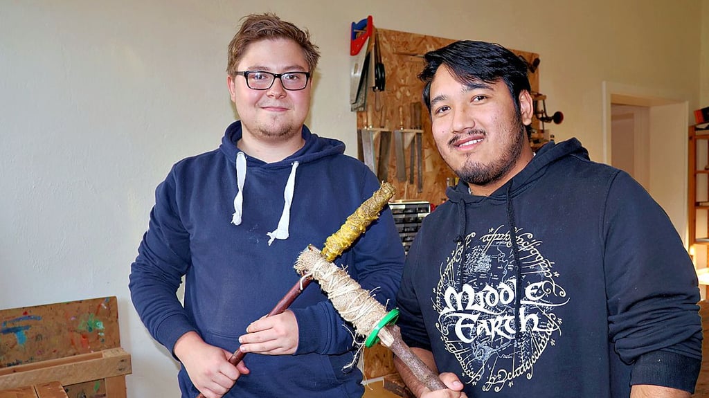 Christoph Becker (links) und Lav Jahnke absolvieren ihr Praktikum für die Erzieherausbildung in Kamern an der Freien Schule. Für das Jahresprojekt mit den Vier Elementen haben sie für das Feuer die Kinder beim Fackelbau begleitet.