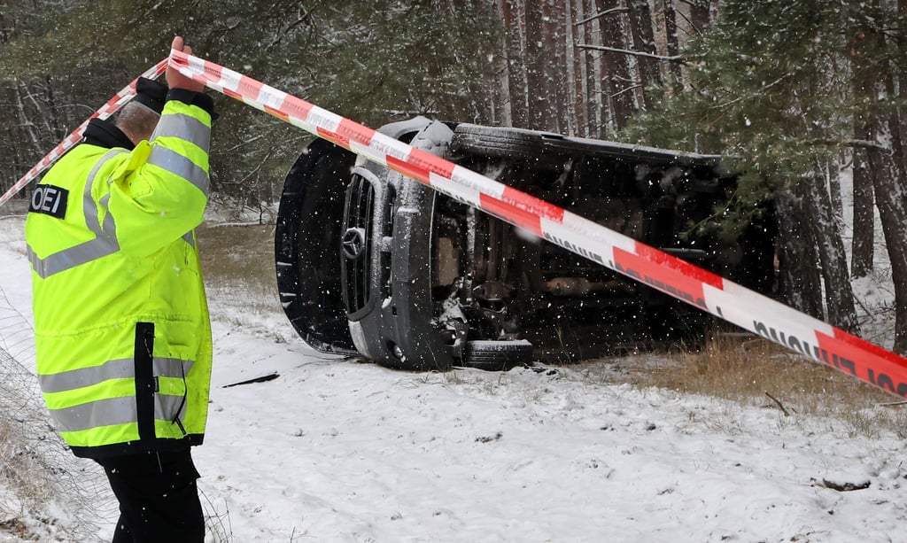 Bei Malchow in Mecklenburg-Vorpommern liegt ein Transporter neben der Autobahn A19 im verschneiten Wald.