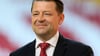 Der wiedergewählte Dynamo Präsident Holger Scholze steht nach seiner Wahl auf der Bühne.