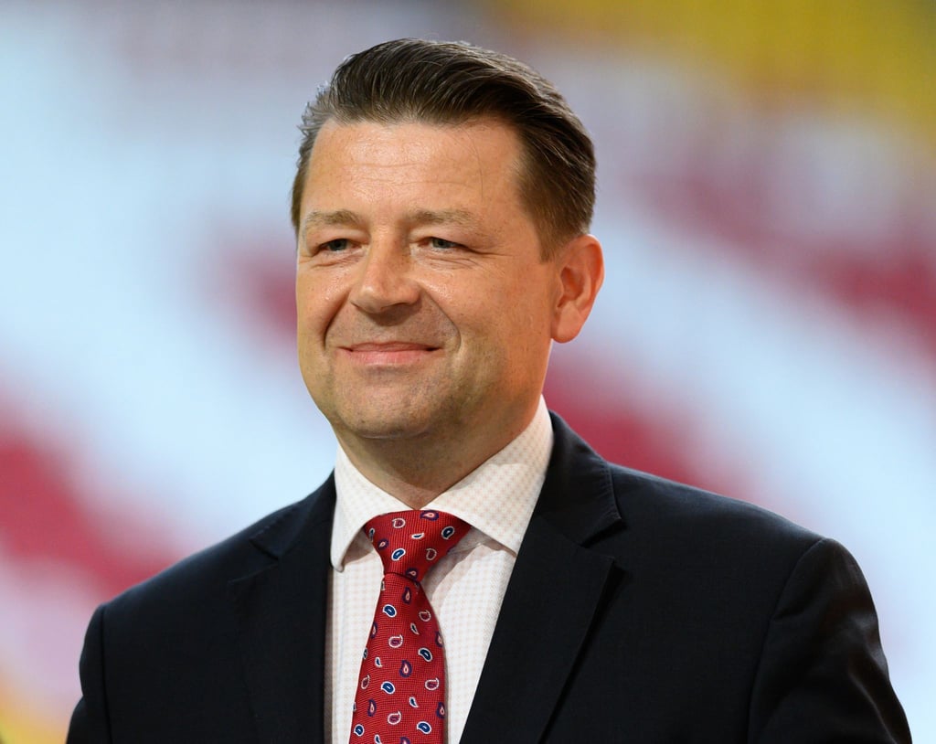 Der wiedergewählte Dynamo Präsident Holger Scholze steht nach seiner Wahl auf der Bühne.