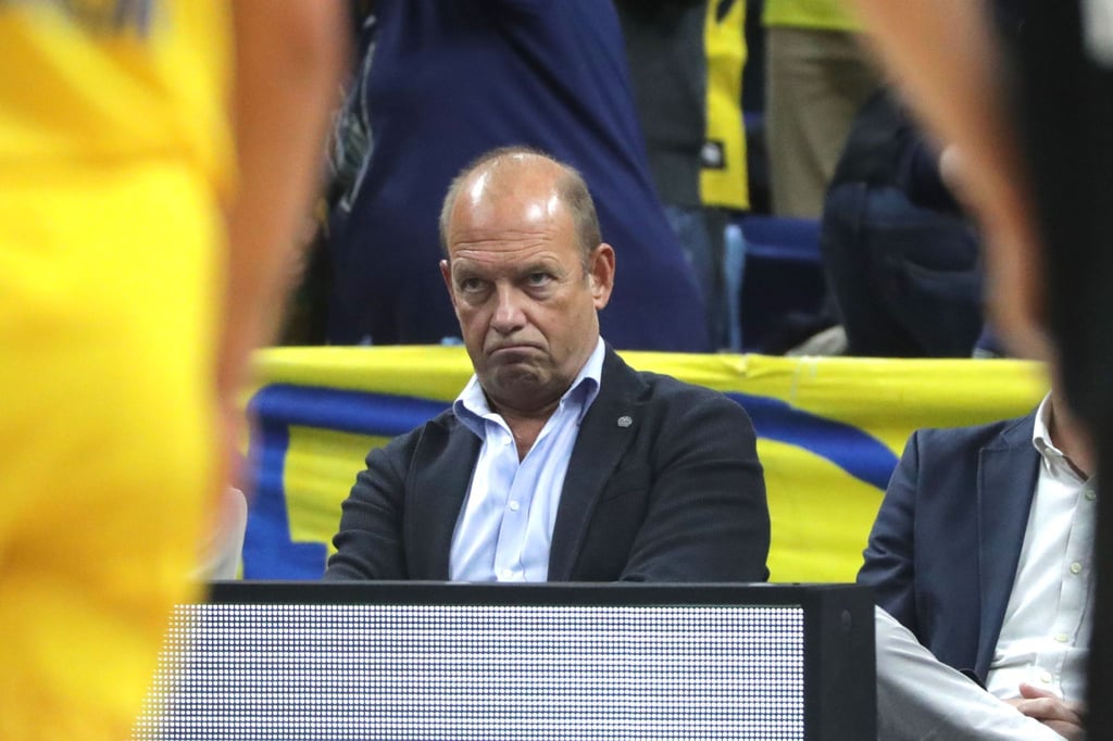 Marco Baldi, Geschäftsführer von Alba Berlin, verfolgt das Spiel.