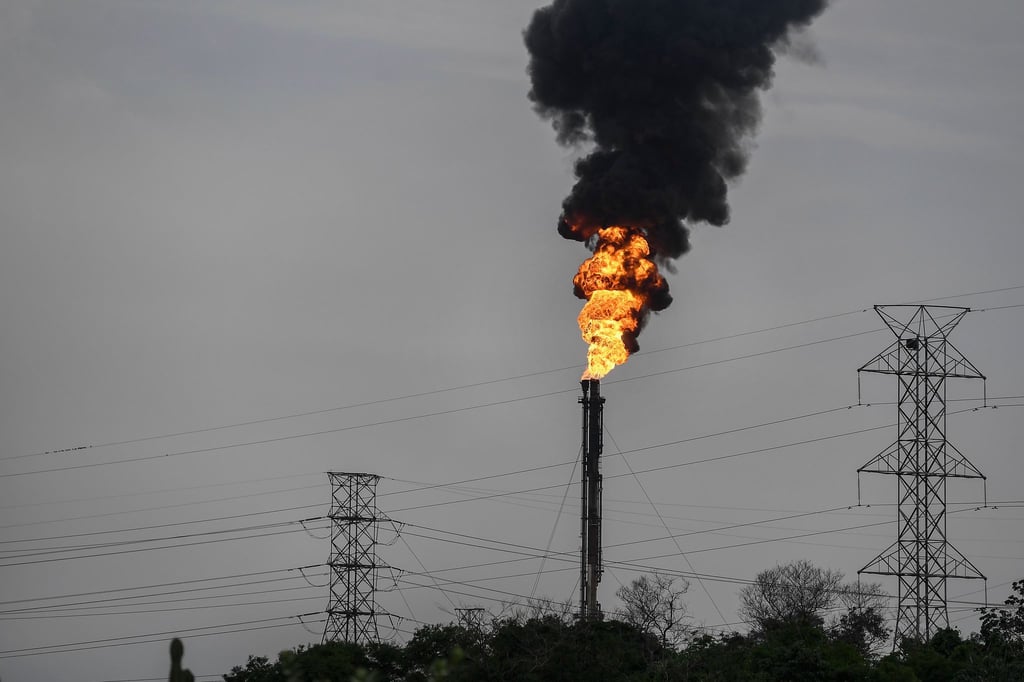 Überschüssiges Gas wird verbrannt. Das internationale Ölkartell Opec+ drosselt die Fördermengen.