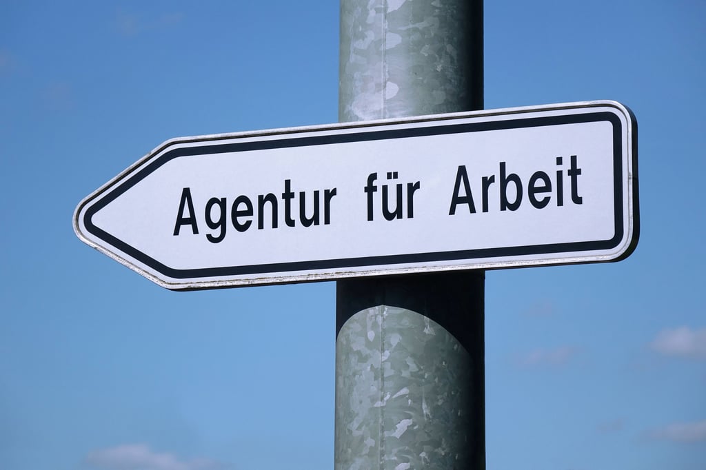 Hinweisschild zur Agentur für Arbeit (Symbolfoto)