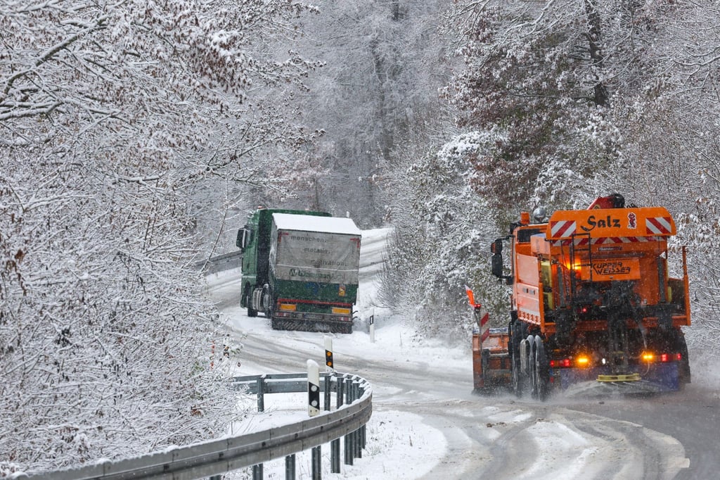 Ein Räumfahrzeug des Winterdienstes ist in Baden-Württemberg im Einsatz. In Schleswig-Holstein und Niedersachsen kam es wegen Streiks hingegen zu Einschränkungen.