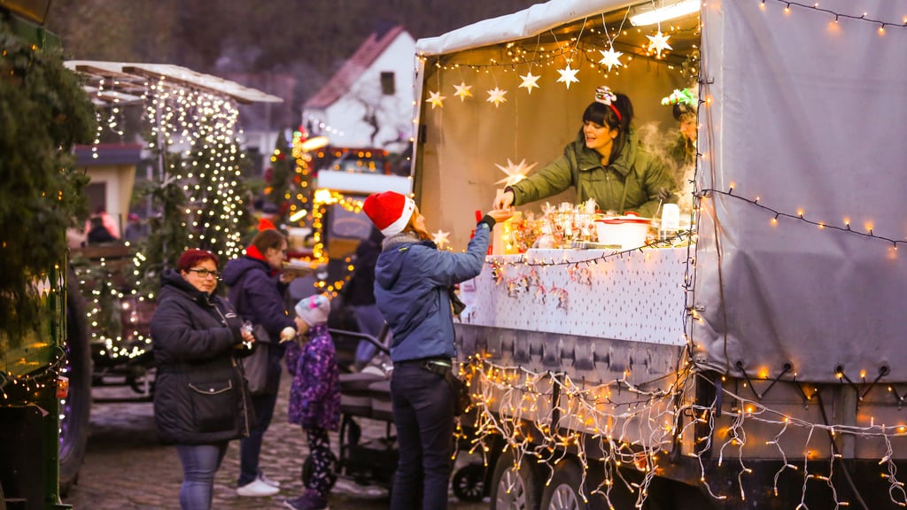 Der Esperstedter Glühwein-Express startet um 16 Uhr seine Tour durch den Ort. Parallel gibt es noch zahlreiche weitere Weihnachtsmärkte im südlichen Saalekreis.