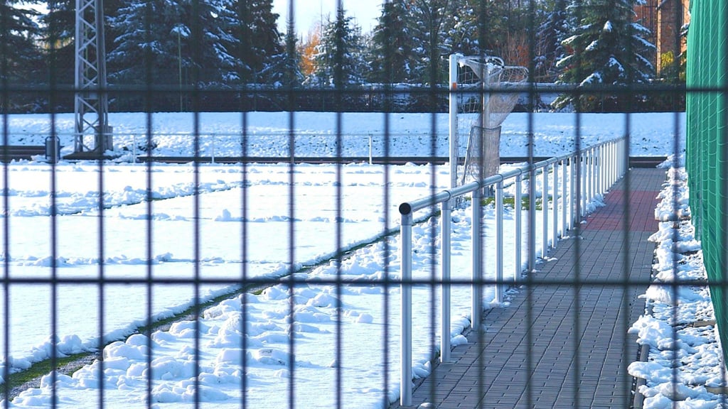 Ähnlich wie hier im Jahr 2004 sieht der Kunstrasenplatz des SV 09 Staßfurt auch aktuell aus. An eine Austragung des Landesliga-Punktspiels gegen Irxleben war somit nicht zu denken.
