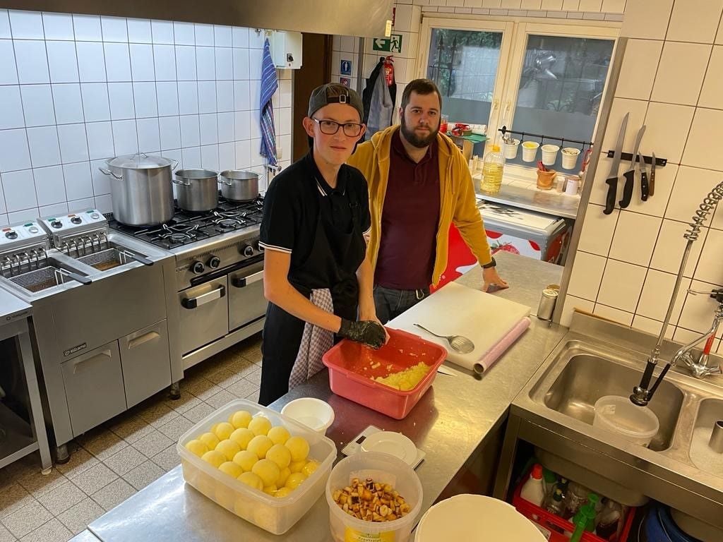 Marvin Kleinschmidt (links) bereitete mit seinem Chef Andreas Heidrich schon zum vergangenen Weihnachtsessen im Restaurant „Altes Brauhaus“ in Weißenfels Kartoffelklöße zu.