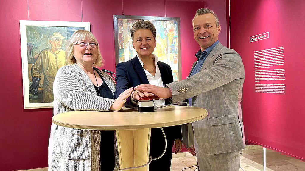 Musik-Galerie-Leiterin Katja Münchow, Ministerin Lydia Hüskens und Landrat Andy Grabner (v.l.) schalten das offene Datennetz symbolisch frei.