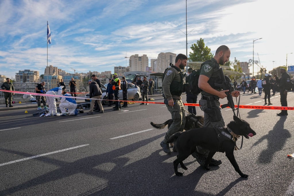 Israelische Grenzpolizisten sichern den Ort des Anschlags.