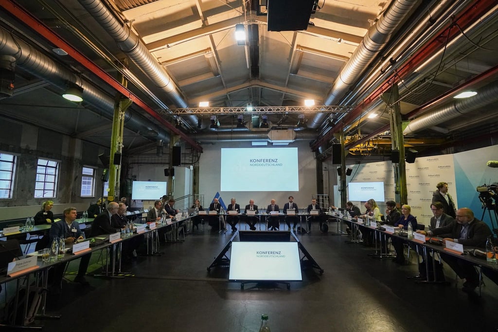 Die Teilnehmerinnen und Teilnehmer des Energiekonvents beim Kupferhersteller Aurubis in Hamburg.