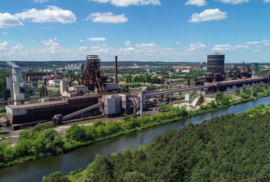 Das Werk von Arcelormittal in Eisenhüttenstadt auf beiden Seiten des Oder-Spree-Kanals (Luftaufnahme mit einer Drohne).
