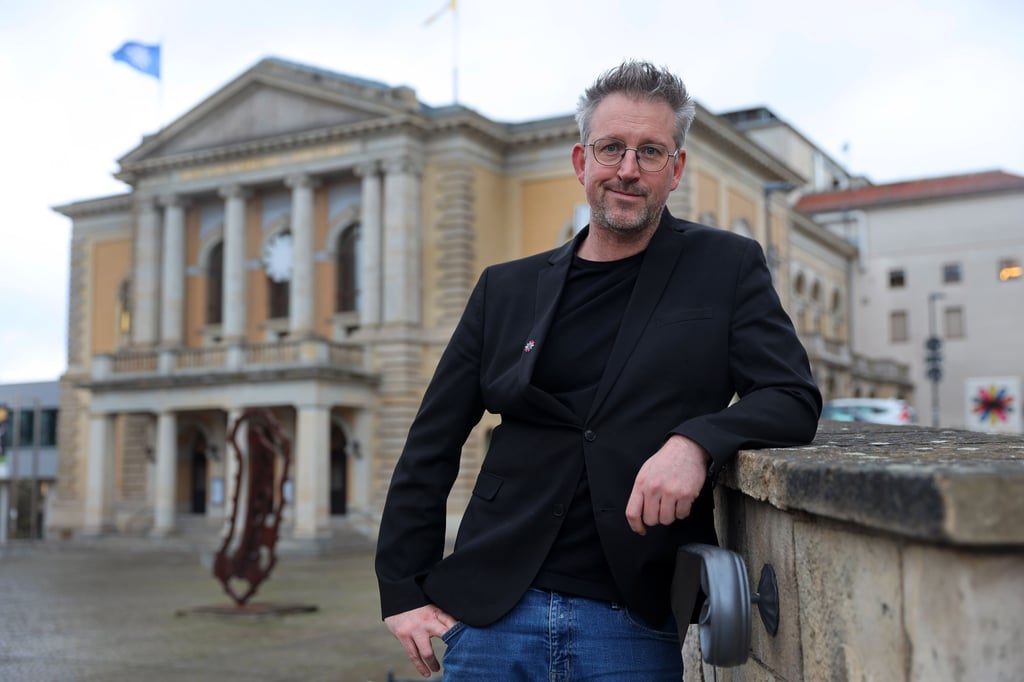 Für Opern-Intendant Walter Sutcliffe ist das Theater der wichtigste Ort. Der Londoner fühlt sich hier, aber auch in der Stadt Halle selbst, sehr wohl.