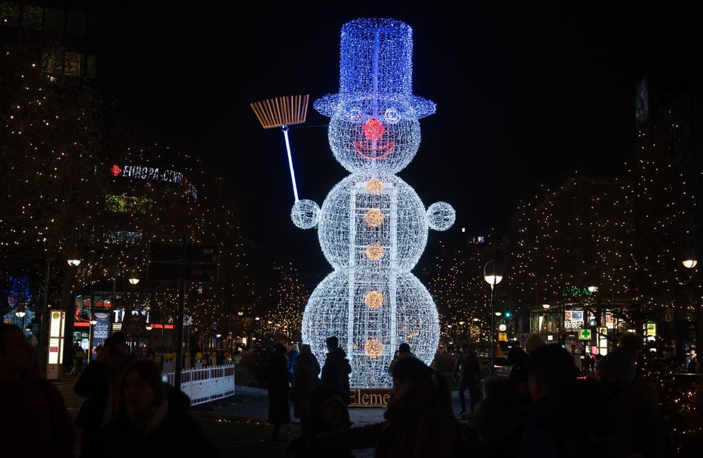 Eine Lichtinstallation in Form eines Schneemanns steht auf dem Kurfürstendamm.