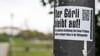 "„Der Görli bleibt auf!“" steht auf einem Aufkleber im Görlitzer Park.