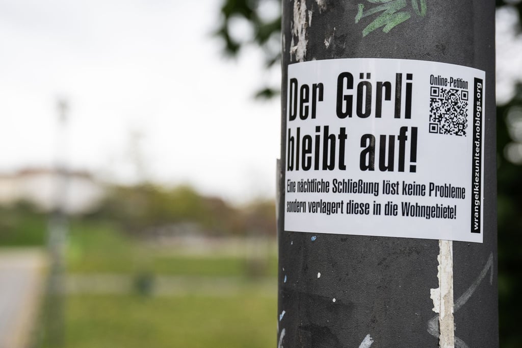 "„Der Görli bleibt auf!“" steht auf einem Aufkleber im Görlitzer Park.