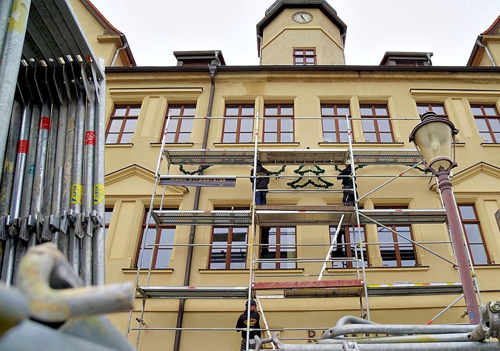 Am Dach des Hettstedter Rathaus muss eine undichte Stelle repariert werden.