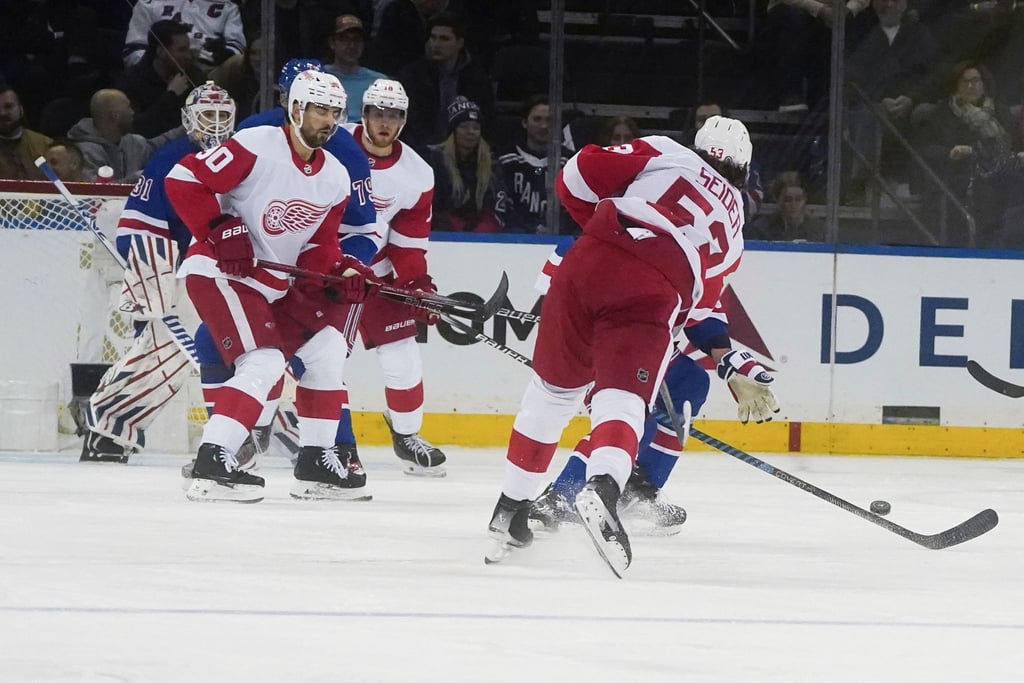 Moritz Seider (r) von den Detroit Red Wings erzielte gegen die New York Rangers einen Treffer.