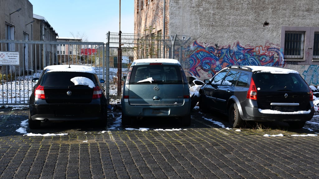 Magdeburgs Straße wird Schrottplatz: Stadt greift bei alten Autos ein