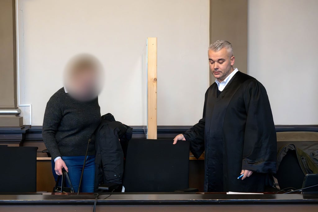 Die Angeklagte steht vor Prozessbeginn mit ihrem Anwalt Clemens Anger im Gerichtssaal.