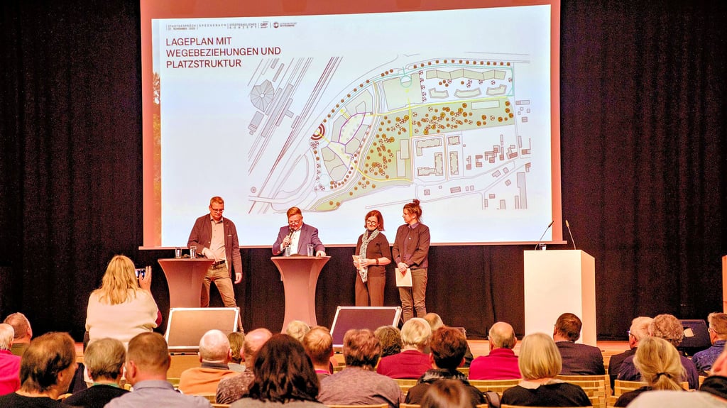 Um das geplante „Speckebachquartier“ östlich des Wittenberger Bahnhofs ging es jetzt bei einem Stadtgespräch, zu dem auch Investor Daniel Grossmann (2. v. l.) angereist war.