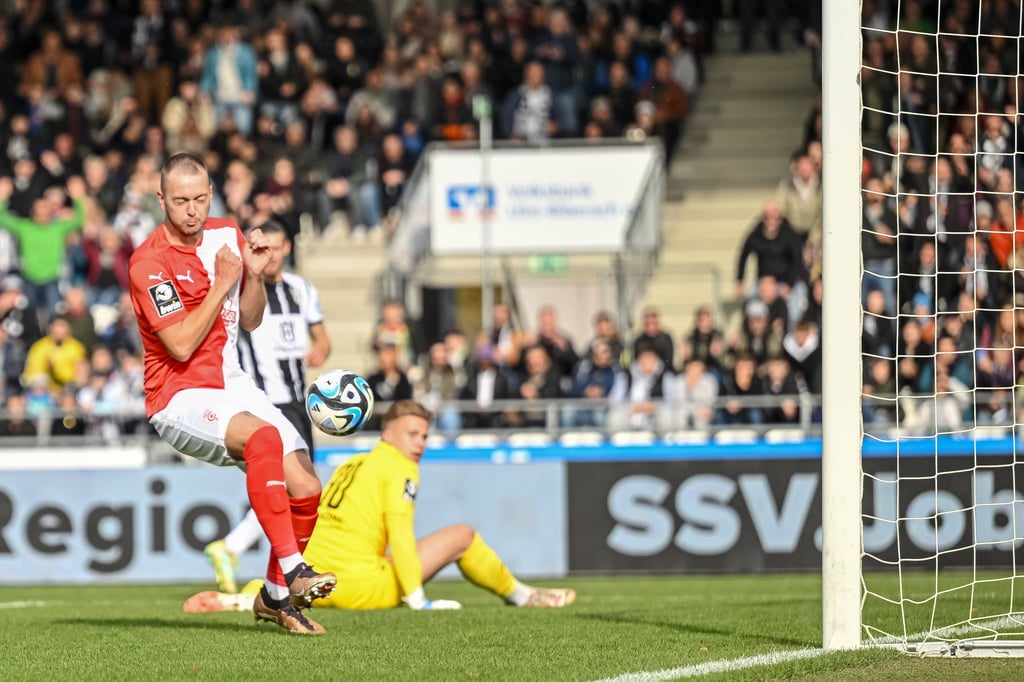 Das "Kacktor": Von Jannes Vollerts Oberschenkel prallt der Ball unglücklich ins HFC-Tor.