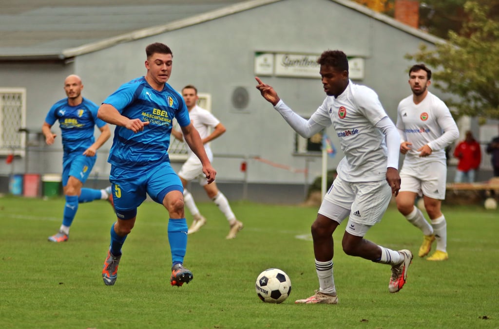 Amado So (am Ball) und Westerhausen sollen gegen Fortuna Magdeburg spielen. Ob das klappt, ist offen.