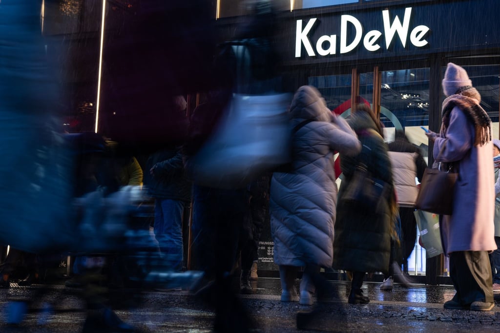 Menschen sind vor dem Kaufhaus KaDeWe unterwegs.